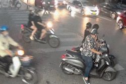 Truy tìm người đàn ông sàm sỡ 'vòng 1' cô gái ăn mặc gợi cảm giữa phố