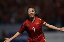 Bé Phương Linh xuất hiện ở trận chung kết bóng đá nữ