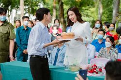 Thùy Tiên bị 'vây kín', được fans tặng bánh bông lan trứng muối khi về diễn thuyết ở An Giang