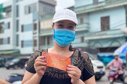 Người hâm mộ xếp hàng dài nhận vé xem chung kết bóng đá nữ SEA Games 31