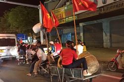 Muôn kiểu ăn mừng chiến thắng bóng đá của người dân Hà Tĩnh