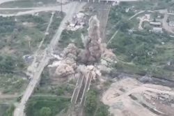 Ukraine nói Nga đánh sập cầu nối hai 'điểm nóng' tại Lugansk