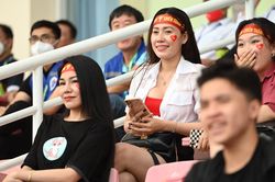 Cổ động viên đội mưa ra sân Mỹ Đình sớm cổ vũ tuyển U23 Việt Nam