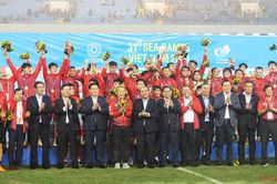 Khoảnh khắc tuyệt vời tại lễ trao Huy chương Vàng bóng đá nam SEA Games 31