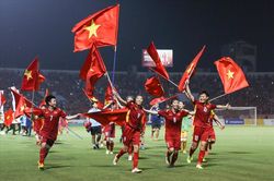 Đưa tuyển nữ Việt Nam vô địch SEA Games, huấn luyện viên Mai Đức Chung: Đây là khoảnh khắc vui nhất cuộc đời tôi!