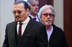 Bác sĩ hỗ trợ Johnny Depp có quá khứ tai tiếng