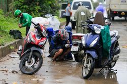 Đại lộ Thăng Long ngập nửa ngày, xe cứu hộ hoạt động liên tục