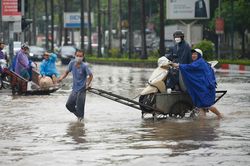 Kiếm được hàng triệu đồng trong buổi sáng nhờ mưa ngập