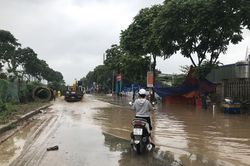 Đường gom Đại lộ Thăng Long ngập như sông, giao thông tê liệt