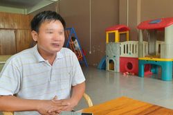 Bố cháu bé bị mẹ ruột khai tử dù còn sống tiết lộ cảnh 'gà trống nuôi con'