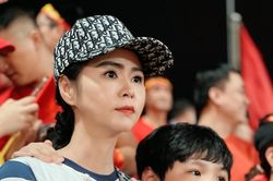 Chủ tịch Happy Women Leader cùng 2 con 'tiếp lửa' bóng đá tại sân Mỹ Đình