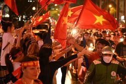 Bóng đá Việt Nam vô địch SEA Games 31 và muôn kiểu chúc mừng của các sao Việt