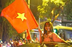 Cổ động viên Hà Nội 'đi bão' xuyên đêm vì 'về cũng không ngủ được'