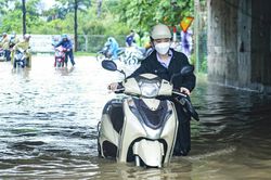 Đường gom Đại lộ Thăng Long ngập sâu gần 1m, xe cộ chết máy la liệt