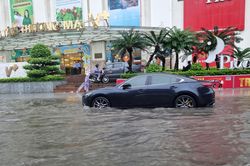 Mưa lớn giờ cao điểm, nhiều tuyến phố Hà Nội ngập nặng