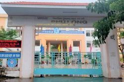 Con trai để lộ đề thi, hiệu trưởng bị kiểm điểm, hạ bậc thi đua