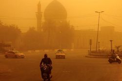 Bầu trời Iraq chuyển màu cam vì bão cát