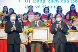 Giáo viên là người dắt học sinh vào trang sách và bước ra cuộc sống