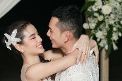 Phương Trinh Jolie hạnh phúc trong tiệc cưới 20 khách trên bãi biển