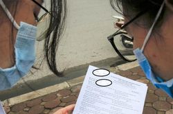 Con trai để lộ đề thi, hiệu trưởng bị kiểm điểm hạ bậc thi đua