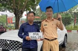 Mua xe tặng vợ, người đàn ông bấm trúng biển ngũ quý 5