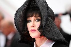 Cannes 2022: Minh tinh đẹp nhất màn bạc Isabelle Adjani khoe nhan sắc huyền thoại ở tuổi 66