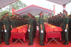 Trang trọng lễ an táng 103 liệt sĩ quân tình nguyện Việt Nam hy sinh tại Lào