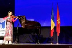 Đêm nhạc 'Giai điệu hữu nghị' thúc đẩy quan hệ ngoại giao văn hóa và giáo dục Việt Nam-Romania