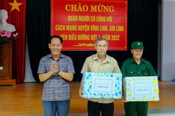 Thăm, tặng quà cho người có công với cách mạng