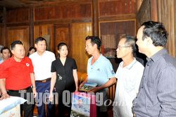 Đồng chí Lê Thị Kim Dung, Phó Bí thư Thường trực Tỉnh ủy, Chủ tịch HĐND tỉnh thăm hỏi, trao hỗ trợ các hộ bị ảnh hưởng bởi mưa lũ tại huyện Chiêm Hóa