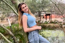 Cô gái 15 tuổi mắc bệnh lạ, tiếp xúc với nước là da bỏng rát