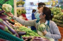 TP.HCM: Giá rau giảm, nhiều loại thực phẩm khác neo cao