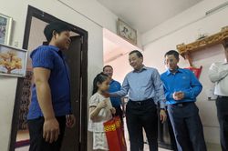 Chủ tịch Hà Nội thăm, tặng quà người lao động dịp Tháng Công nhân 2022