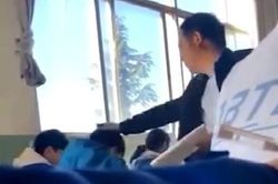 Thầy giáo Trung Quốc túm tóc, đánh học sinh ngủ gật