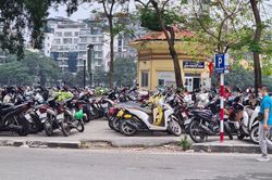 Tại phường Ngọc Khánh, quận Ba Đình: Vườn hoa thành… bãi đỗ xe
