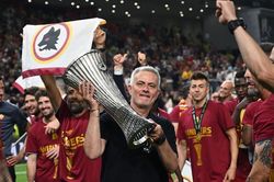 HLV Mourinho lập kỷ lục trong ngày cùng AS Roma vô địch Europa Conference League