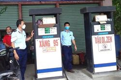 Quản lý thị trường Nam Định xử phạt cơ sở kinh doanh xăng dầu không ghi biển hiệu đầy đủ