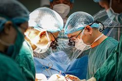 Bệnh viện Hữu nghị Đa khoa Nghệ An thực hiện thành công ca phẫu thuật 'Bắc cầu chủ - vành' đầu tiên