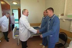 Tổng thống Putin lần đầu thăm thương binh từ chiến trường Ukraine