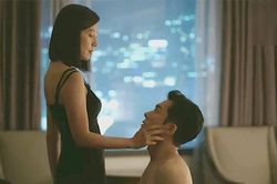 Nửa đêm 'tăng ca trên giường' với chị sếp về, tôi đánh rơi hộp vàng khi nghe vợ nựng con