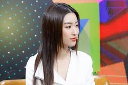 Hoa hậu Đỗ Mỹ Linh bị choáng ngợp khi các mặt báo đồng loạt 'gọi tên' mình