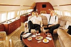 Các siêu tỷ phú Elon Musk và Jeff Bezos chu du thế giới khác người thường thế nào?