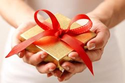 Ngày em chồng cưới, tôi tặng một hộp quà nhỏ, hôm sau cô ấy ôm lấy tôi mà khóc