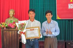Khen thưởng đột xuất thuyền trưởng Lê Văn Cường và 3 thuyền viên cứu người gặp nạn trên biển