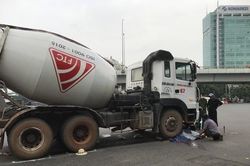 Xe trộn bê tông cuốn xe máy vào gầm, người phụ nữ tử vong thương tâm