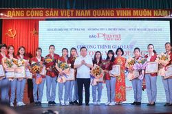 Hội Liên hiệp phụ nữ Hà Nội trao bằng khen cho nữ HLV, VĐV xuất sắc