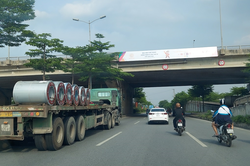 Ẩn họa tai nạn do xe container chở thép cuộn