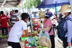 Loạt bánh và trái cây siêu hấp dẫn ở lễ hội 'Trên bến dưới thuyền' giữa TP. HCM