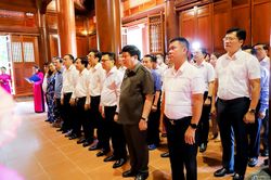 Hội Nhà báo Việt Nam và lãnh đạo các cơ quan báo chí dâng hương tưởng niệm Chủ tịch Hồ Chí Minh