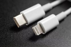 Apple sắp khai tử cổng Lightning trên iPhone?